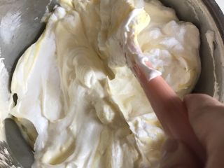 戚风的N➕1种做法 酸奶切片戚风,取1/2的蛋白加入到蛋黄液中，先用刮刀将蛋白轻轻划开，然后用刮刀从1点钟方向往7点钟方向的位置翻拌，同时另一只手顺时针转动盆子，直到蛋白和蛋黄液混合完全，将混合好的面糊重新倒回剩下的1/2蛋白中，和之前用同样的手法混合均匀
