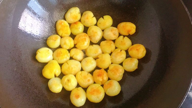 椒盐小土豆,一面煎至金黄后，翻面，煎至两面金黄