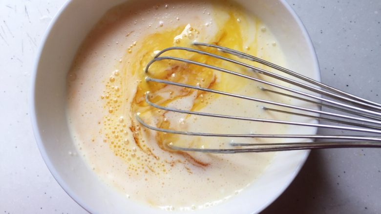 奶油蜜桃树叶派,用手动打蛋器搅拌均匀