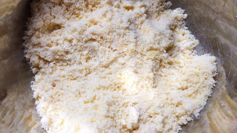 奶油蜜桃树叶派,混合好的面粉看上去应该是像粗玉米粒的样子
