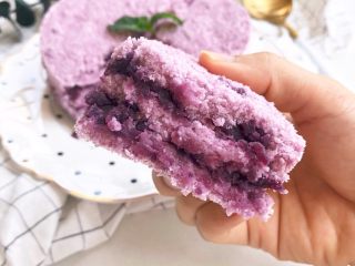 紫薯松糕,一层粉一层紫薯的，超松软超好吃，而且颜色非常漂亮
