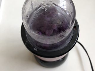 紫薯松糕,用料理机或者辅食机打成紫薯泥