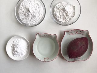紫薯松糕,所需材料如上图，紫薯一个大概250G左右即可，大米粉可以把大米放入研磨机磨成粉，也可以买粘米粉