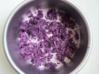 紫薯松糕,铺一层粉，放一层紫薯
