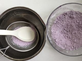 紫薯松糕,接下来借助筛网与勺子，把粉过筛一遍，这个过程比较耗时，需要足够的耐心，筛网不用很细齿的，但是也不能过于大齿