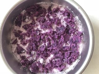 紫薯松糕,接着再铺一层粉放一层紫薯