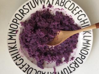紫薯松糕,剩下的紫薯用勺子压成泥