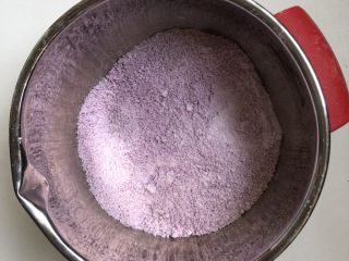 紫薯松糕,过筛好的粉特别的细腻，颜色也特别好看
