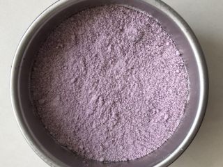 紫薯松糕,然后把余下的粉铺上，晃动一下模具，使表面摊平