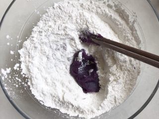紫薯松糕,分次加入紫薯泥，用筷子搅拌