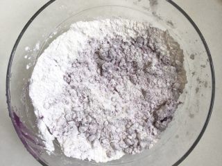 紫薯松糕,搅拌成团后，开始用手揉搓