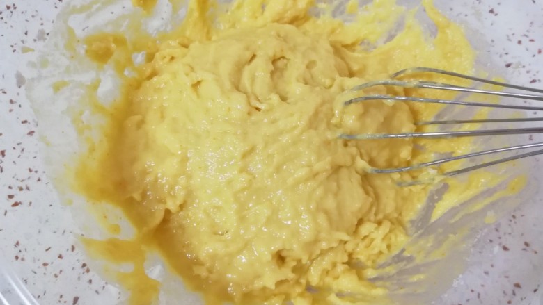 南瓜米糊华夫饼,用手动打蛋器称“Z”字形来回搅动至无干粉无颗粒。