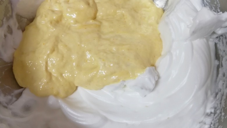 南瓜米糊华夫饼,把翻拌好的蛋黄糊倒回剩下的蛋白里面翻拌均匀。