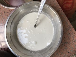 桂花椰汁千层糕,开好的马蹄粉加入椰浆和炼奶，搅拌均匀