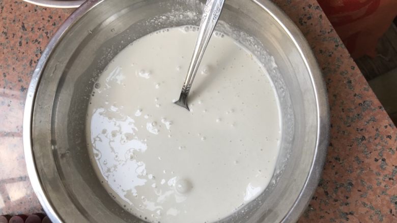 桂花椰汁千层糕,开好的马蹄粉加入椰浆和炼奶，搅拌均匀