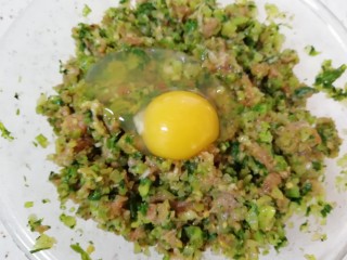 西芹大肉馅饺子,最后打入一个鸡蛋搅拌均匀。