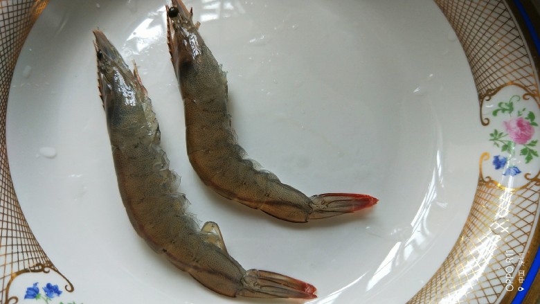 油焖大虾,处理虾，用剪刀剪掉虾脚和长须
