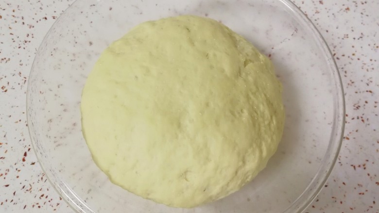 芹菜汁发面饼,发酵至两倍大。
