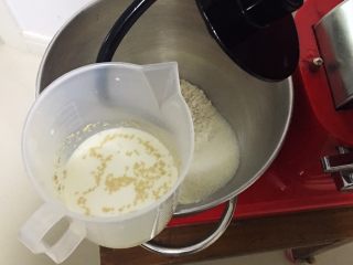 黑麦哈斯面包,牛奶加温至37度左右，放入发酵粉孵化。