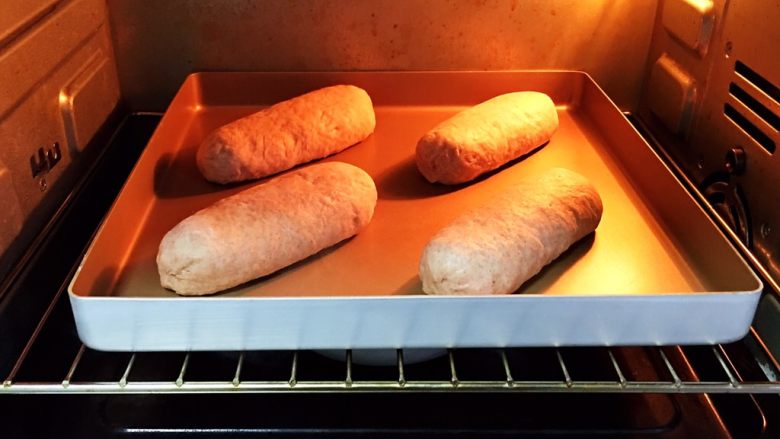 黑麦哈斯面包,烤箱两次发酵，方法同上。