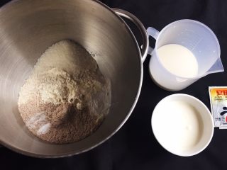 黑麦哈斯面包,材料清单，黑麦粉和高筋粉放入厨师机，加入盐和细砂糖。
