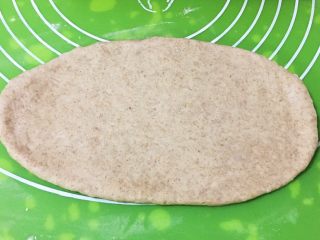 黑麦哈斯面包,面团擀成椭圆形。