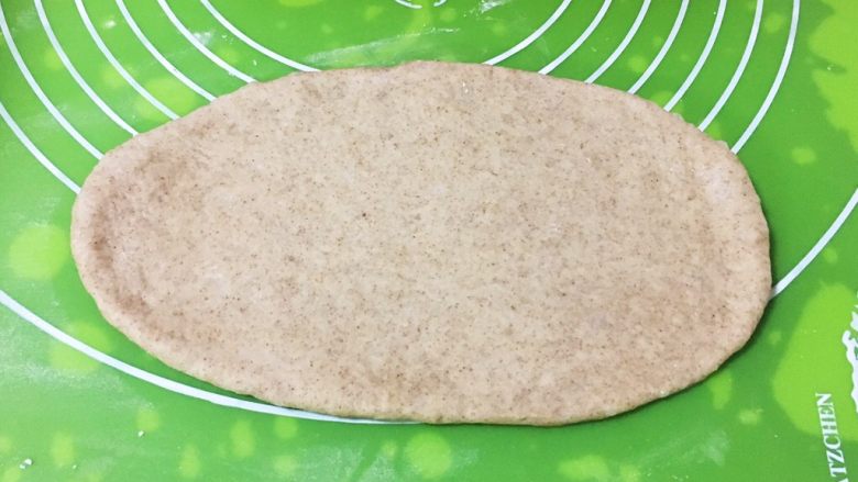 黑麦哈斯面包,面团擀成椭圆形。