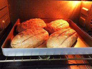 黑麦哈斯面包,烤箱预热至180度，烤制时间20分钟。