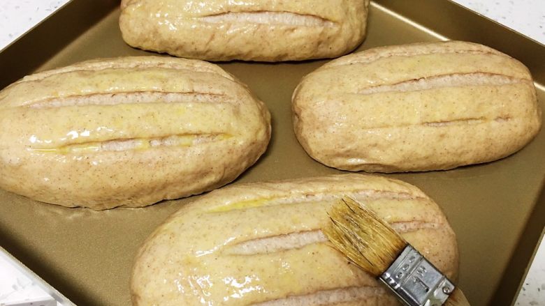 黑麦哈斯面包,发酵完成用刀划几刀，刷上鸡蛋液。
