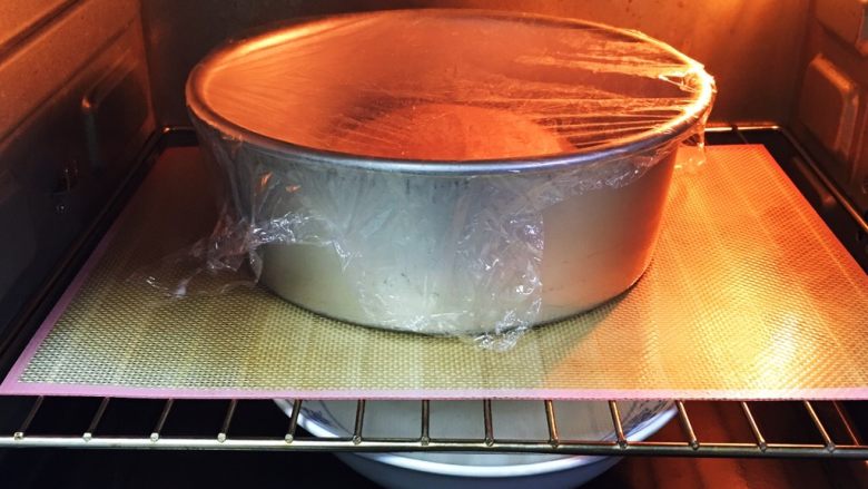 黑麦哈斯面包,烤箱发酵档，发酵60分钟，底部放一碗热水，中间更换一次热水。