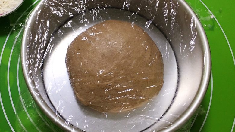 黑麦哈斯面包,拿出整理一下，放入模具，盖上保鲜膜。
