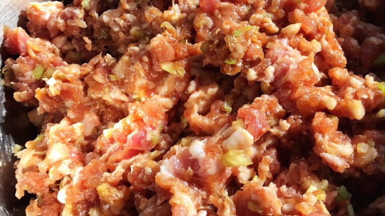 香菇镶鲜肉丸,所有的调味料拌匀盖上保鲜膜放入冰箱煨制20分钟入味