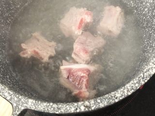 杂蔬排骨大米粥（电饭煲版）,排骨冷水下锅煮开后捞起，这样可以去除血水。