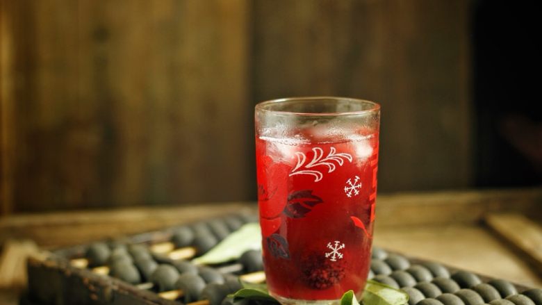 杨梅季为家人熬杯杨梅汁,成品图，颜色很红艳。