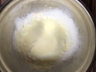 蛋黄小奶豆,筛入面粉，淀粉，奶粉