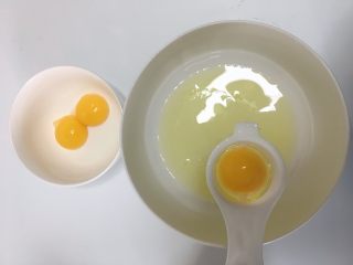 轻芝士蛋糕,糊化芝士的时间把蛋清和蛋黄分离后放入两个不同的碗中。
