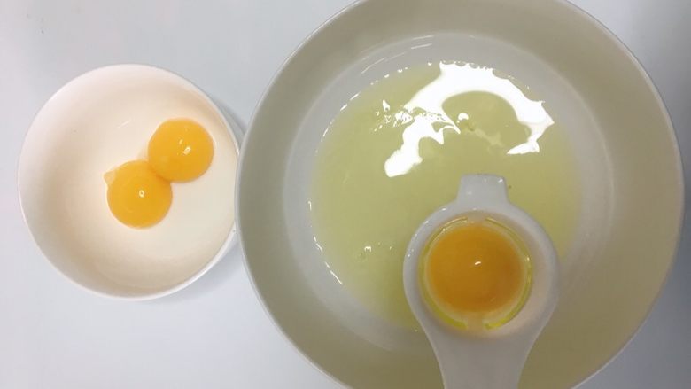 轻芝士蛋糕,糊化芝士的时间把蛋清和蛋黄分离后放入两个不同的碗中。