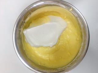轻芝士蛋糕,打发好的蛋白霜取一部分到蛋黄糊里翻拌均匀。