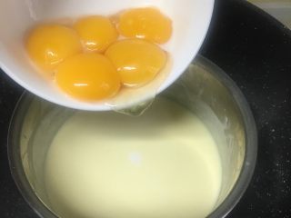 轻芝士蛋糕,然后把蛋黄分次加入芝士糊里面用手动打蛋器快速搅拌均匀。（速度慢了蛋黄会结块）