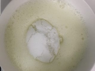 轻芝士蛋糕,用电动打蛋器把蛋白打发至粗泡状态时，把白糖一次性倒入蛋白中。