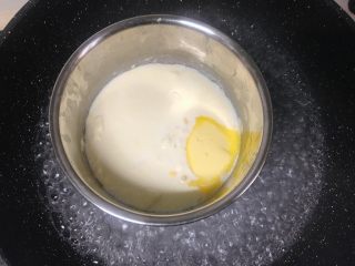 轻芝士蛋糕,奶油芝士糊化的差不多的时候放入黄油继续喝水糊化成无颗粒的顺滑的状态。（可借助手动打蛋器搅拌）