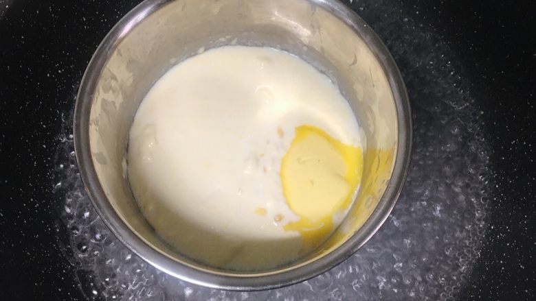 轻芝士蛋糕,奶油芝士糊化的差不多的时候放入黄油继续喝水糊化成无颗粒的顺滑的状态。（可借助手动打蛋器搅拌）
