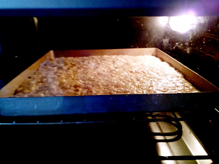 焦糖杏仁酥,放入预热好的烤箱中层，用上下火180℃，烤20分钟左右，至上色即可出炉。