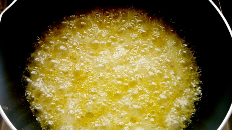 焦糖杏仁酥,开中火进行加热，至115℃出现浓稠的泡泡即可关火。