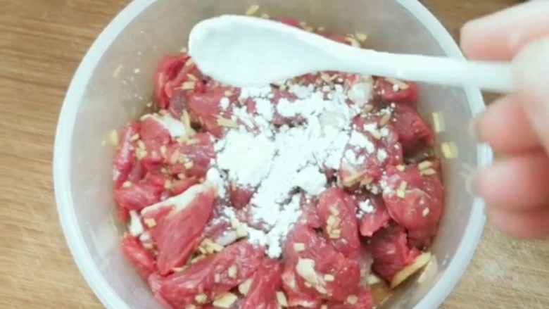 牙签牛肉🐮,加入两小勺的淀粉，加入一勺的盐！
