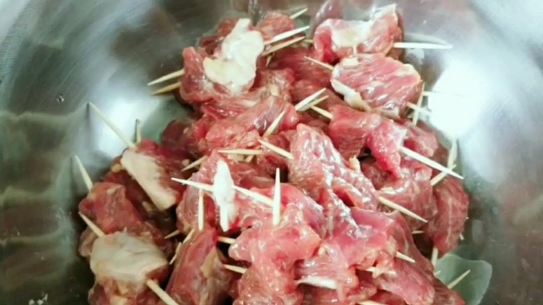 牙签牛肉🐮,把串好的肉准备好！