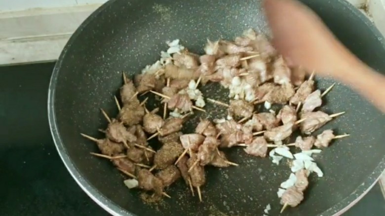 牙签牛肉🐮,在翻炒一分钟！就出锅了！