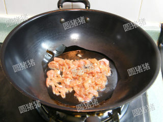 酸笋炒肉,锅内放一大匙油，3成熟时放入瘦肉炒至变色，捞起备用。