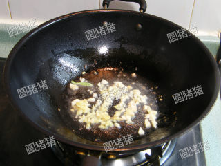 酸笋炒肉,剩下的油，放入姜、蒜蓉爆香。