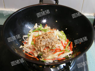 酸笋炒肉,加入炒好的肉丝翻炒均匀。